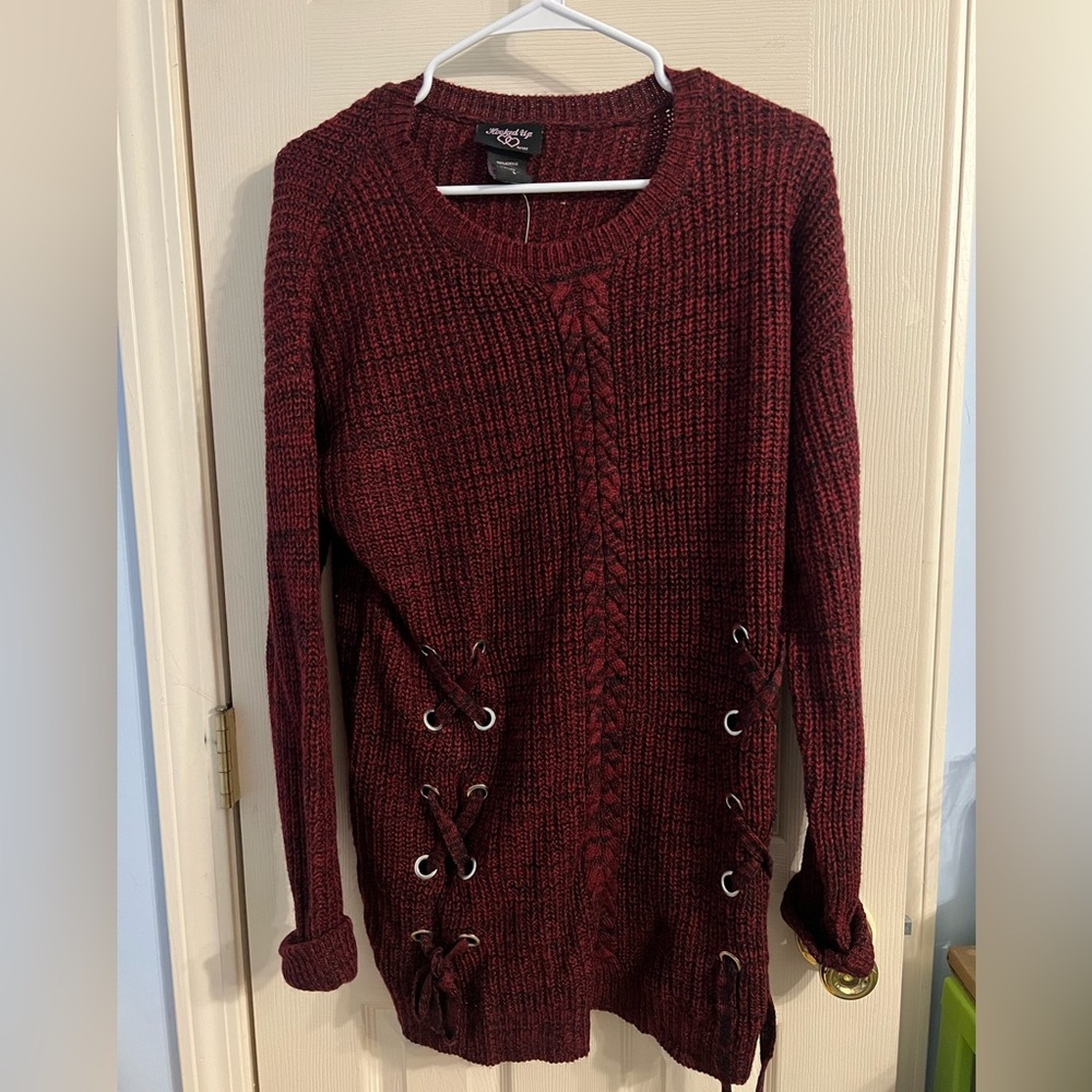 Women Red/Burgundy Vintage Grommet Style Sweater HOOKEDUP Size Large Barely Worn